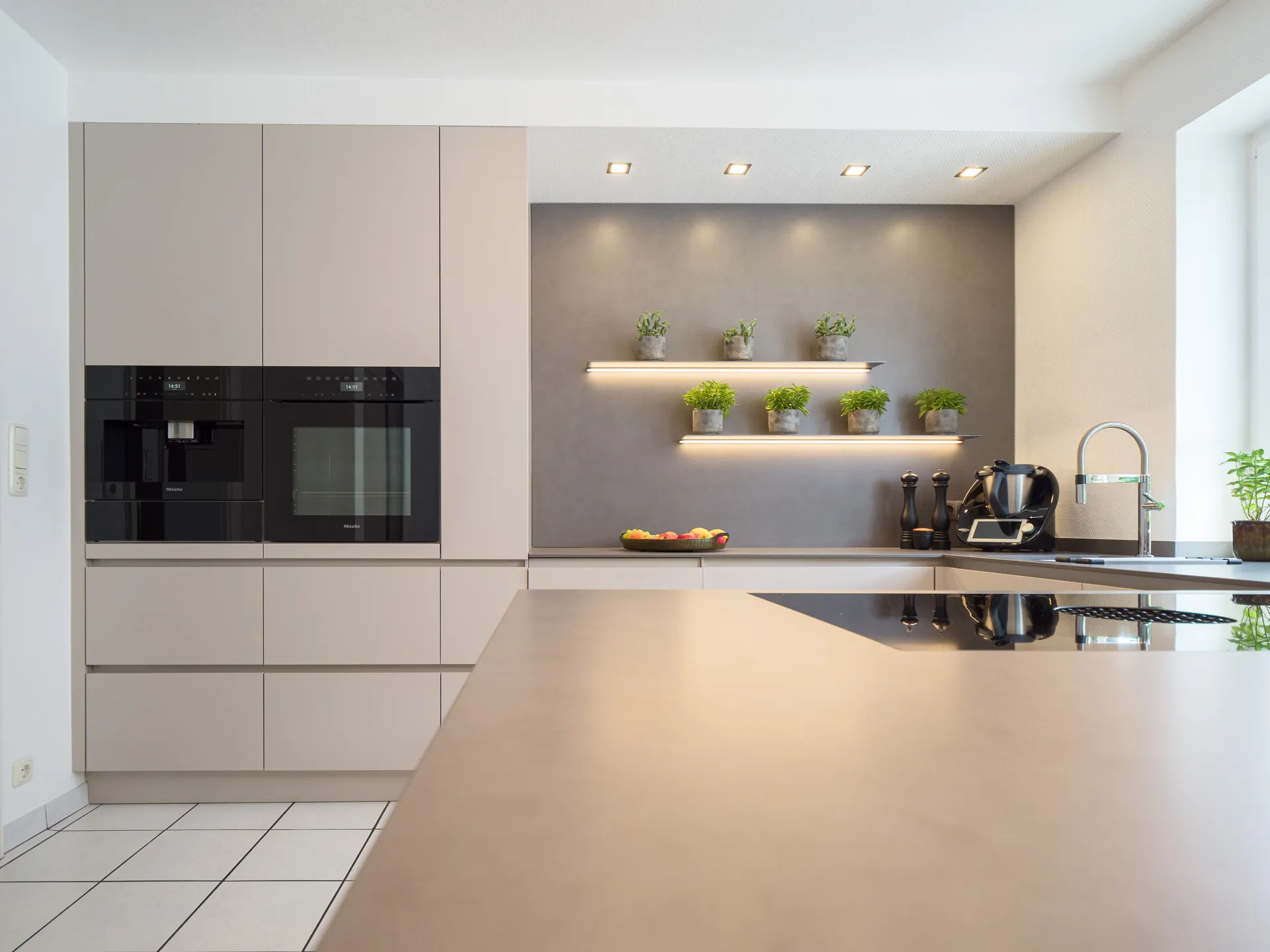 Designküche – Grifflose Küche in Kaschmir mit Halbinsel