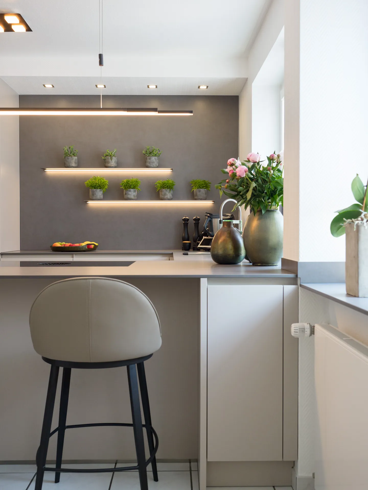 Designküche – Grifflose Küche in Kaschmir mit Halbinsel
