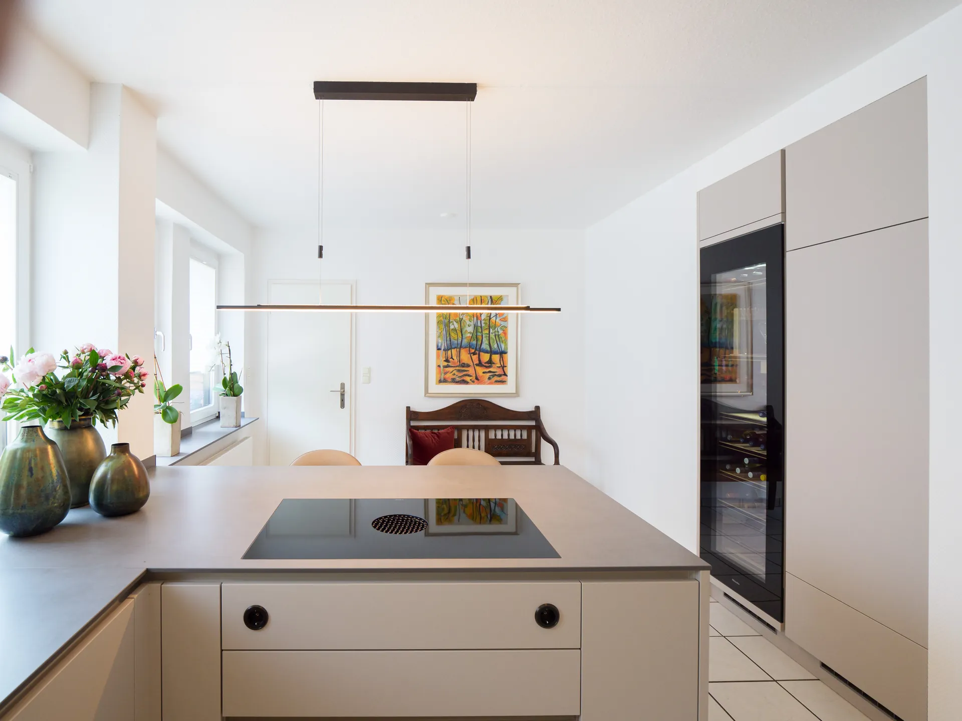 Designküche – Grifflose Küche in Kaschmir mit Halbinsel