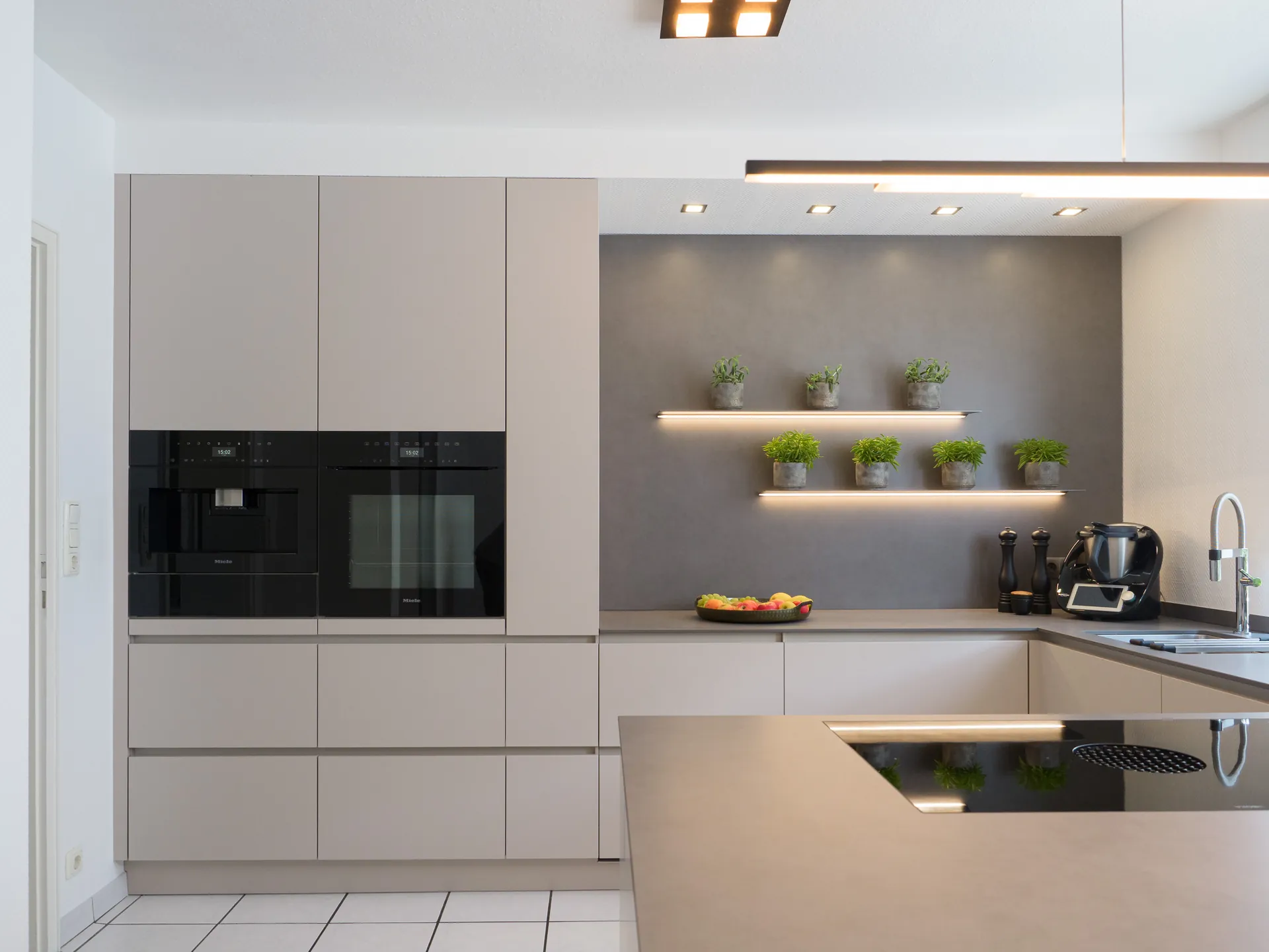 Designküche – Grifflose Küche in Kaschmir mit Halbinsel