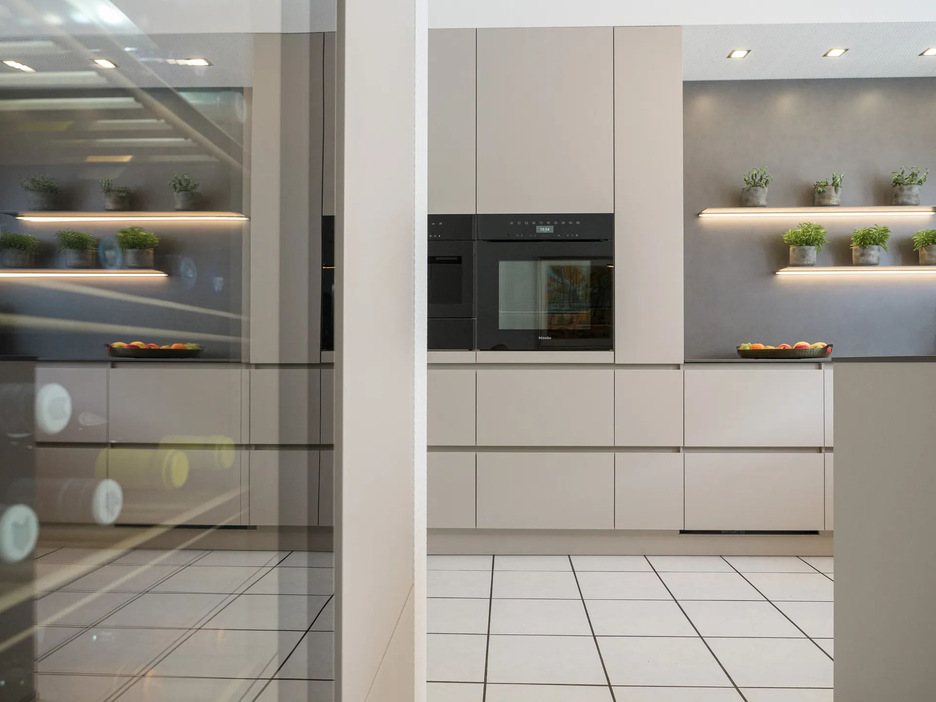Designküche – Grifflose Küche in Kaschmir mit Halbinsel