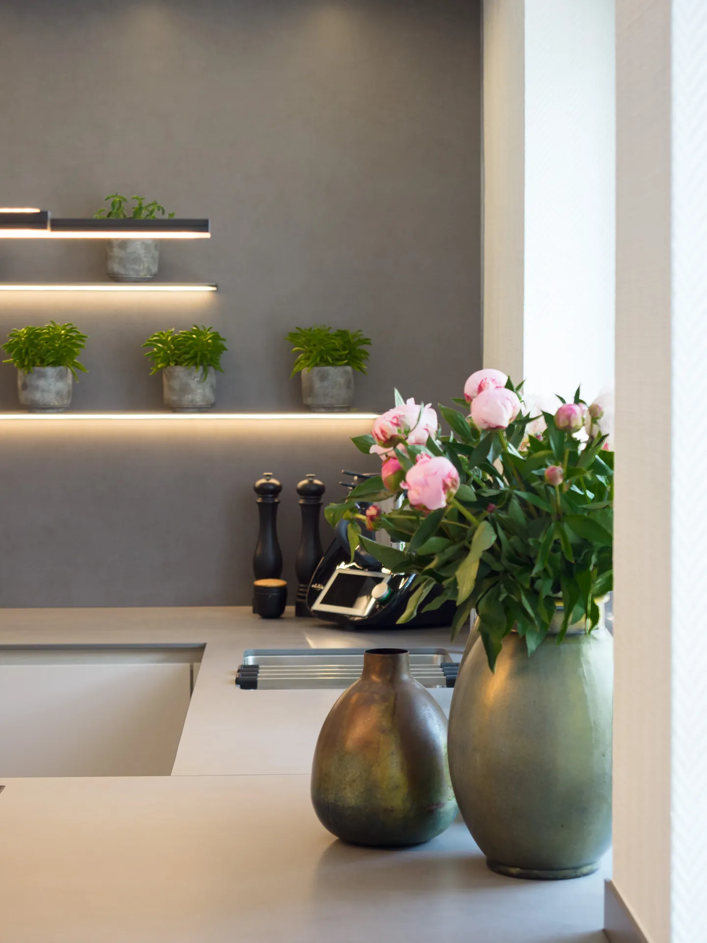 Designküche – Grifflose Küche in Kaschmir mit Halbinsel