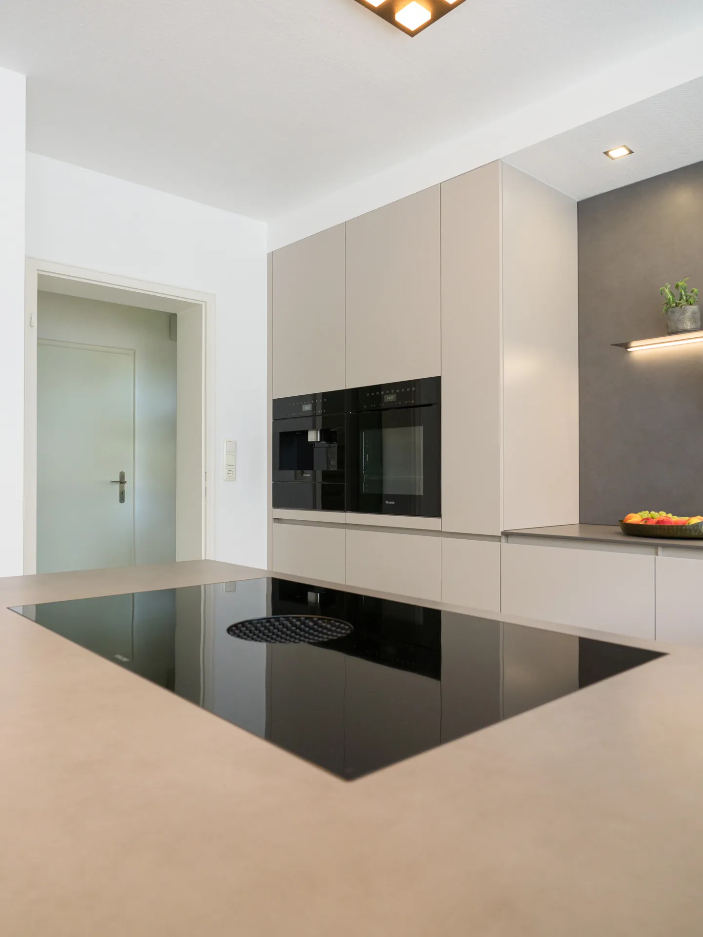 Designküche – Grifflose Küche in Kaschmir mit Halbinsel