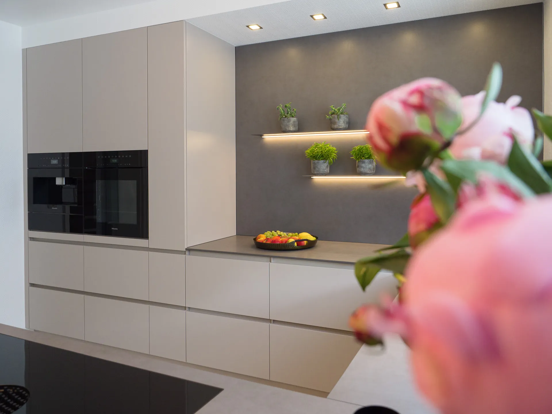 Designküche – Grifflose Küche in Kaschmir mit Halbinsel