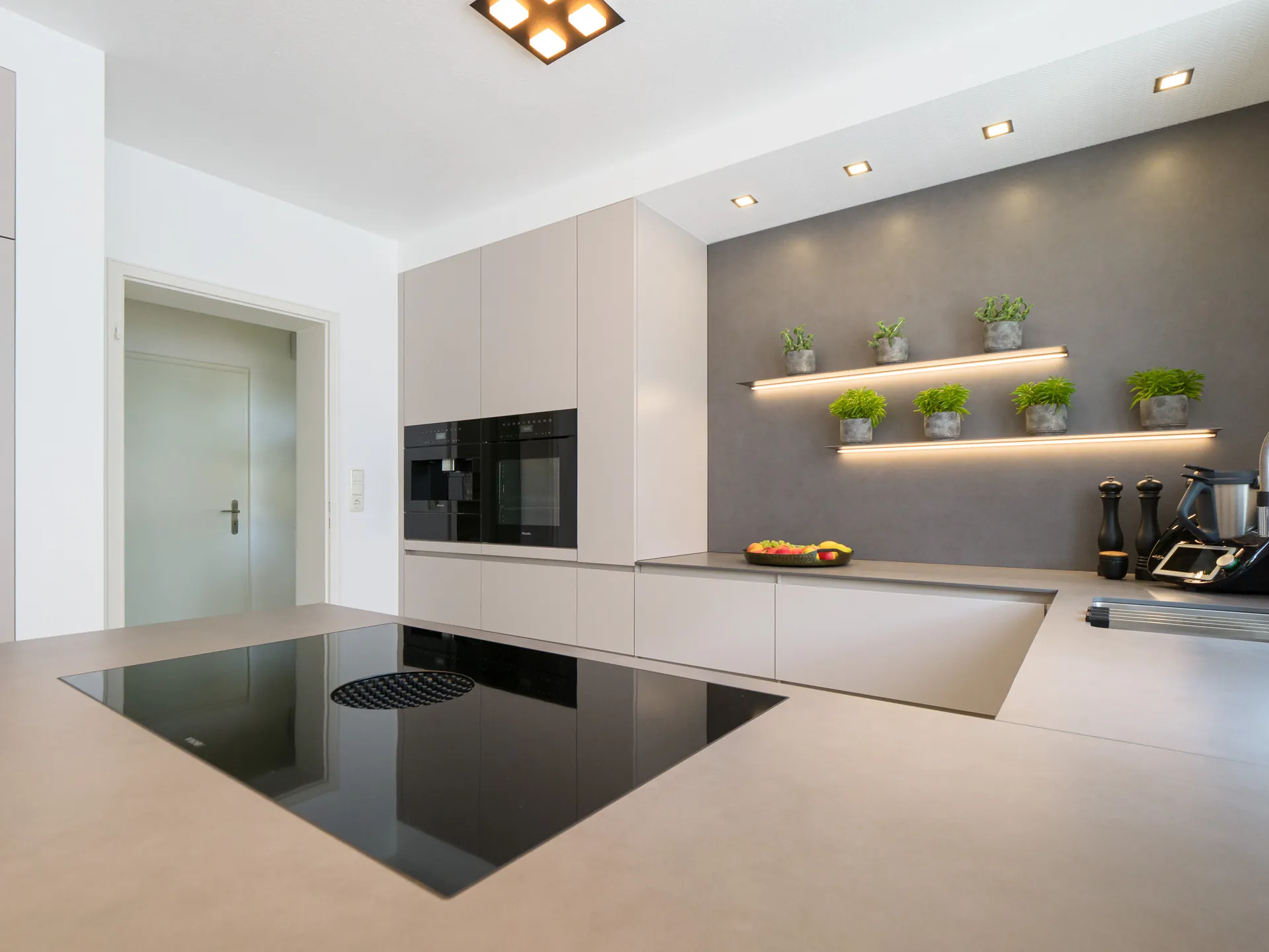 Designküche – Grifflose Küche in Kaschmir mit Halbinsel