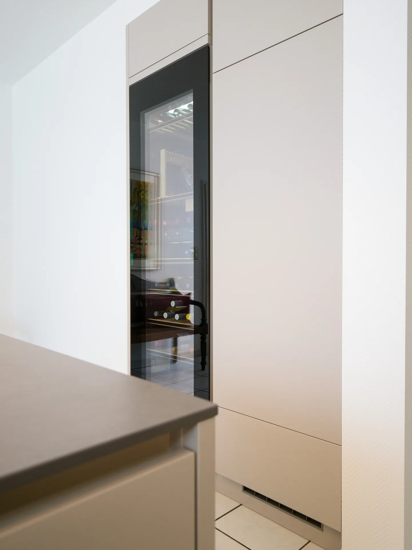 Designküche – Grifflose Küche in Kaschmir mit Halbinsel