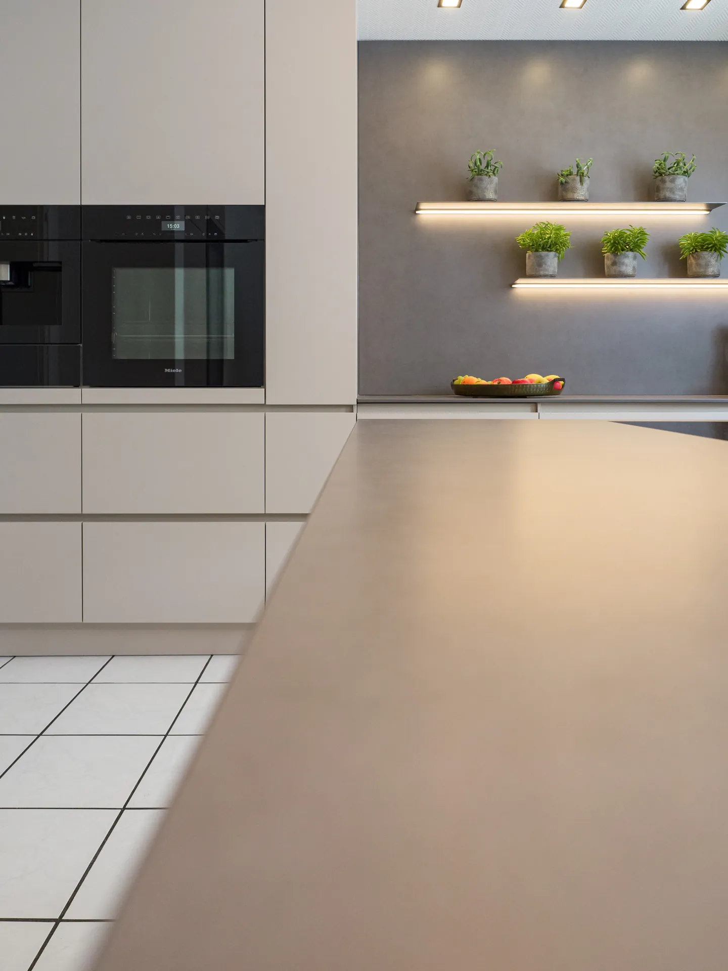 Designküche – Grifflose Küche in Kaschmir mit Halbinsel