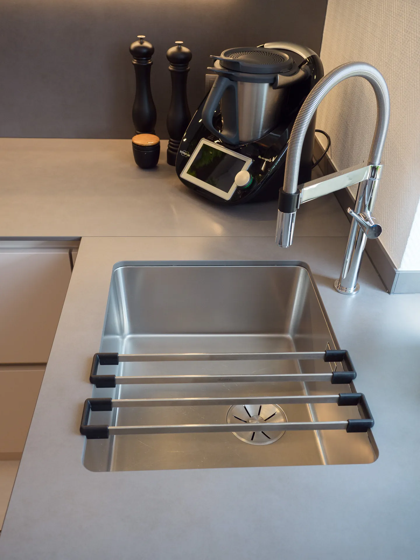 Designküche – Grifflose Küche in Kaschmir mit Halbinsel