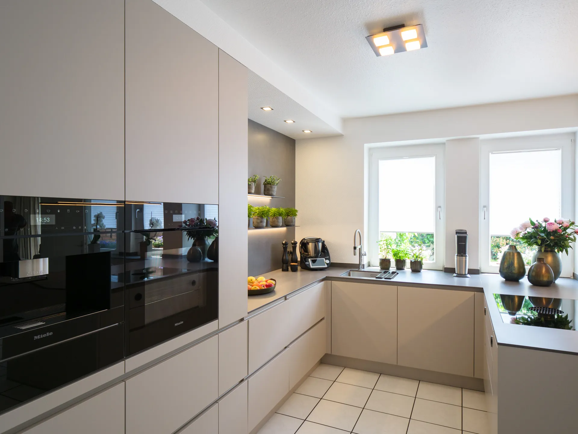 Designküche – Grifflose Küche in Kaschmir mit Halbinsel