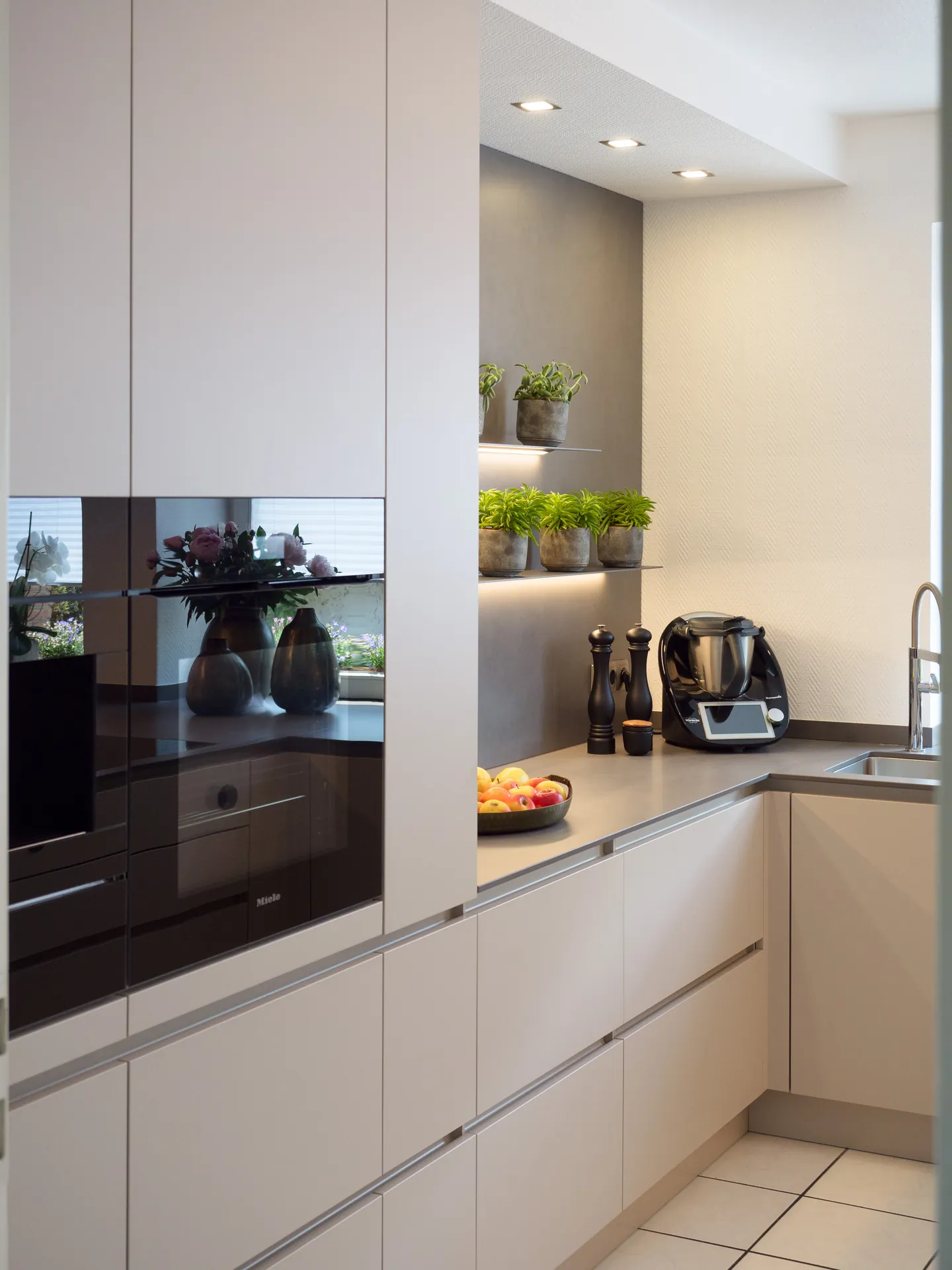 Designküche – Grifflose Küche in Kaschmir mit Halbinsel