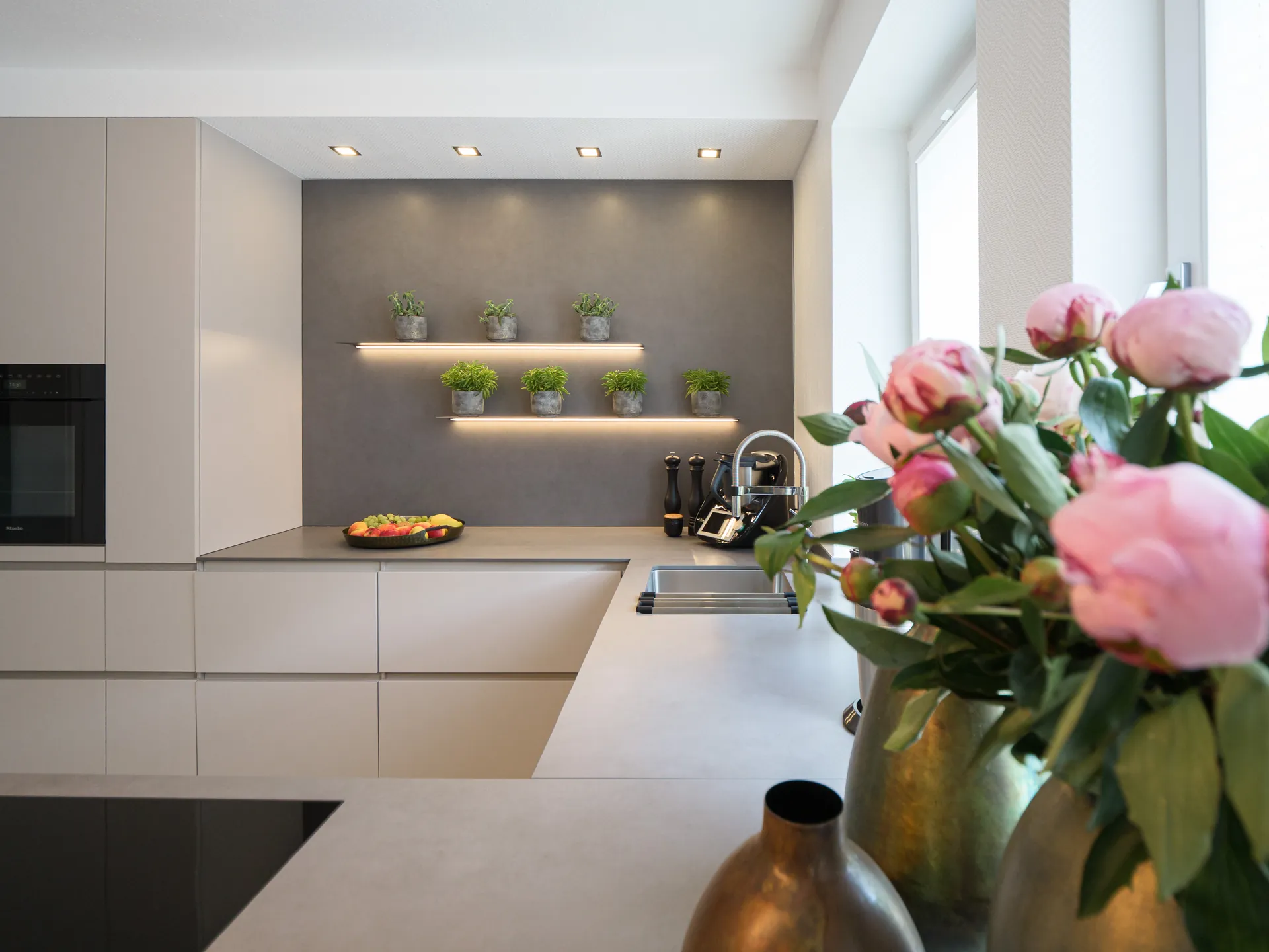 Designküche – Grifflose Küche in Kaschmir mit Halbinsel
