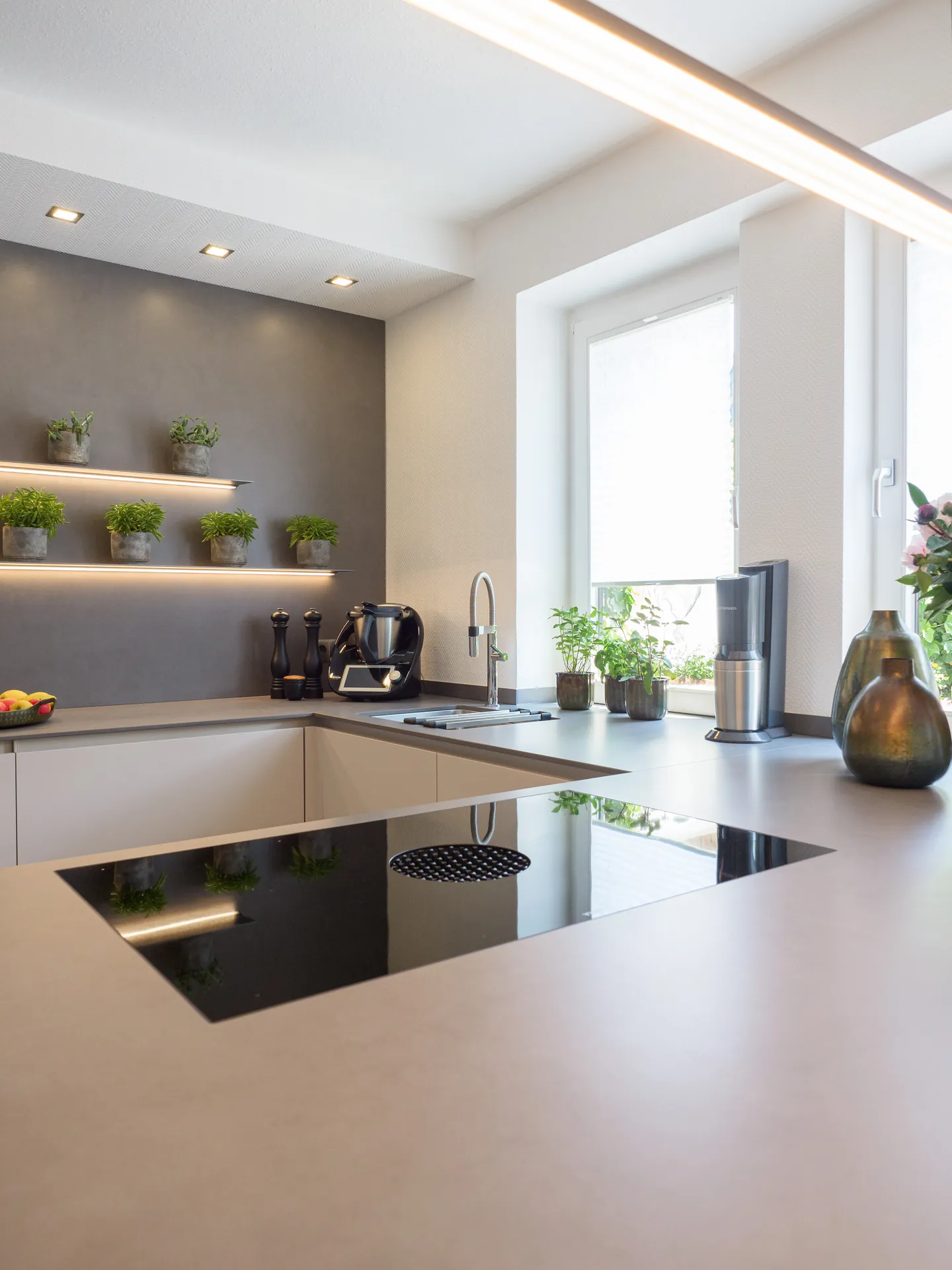 Designküche – Grifflose Küche in Kaschmir mit Halbinsel