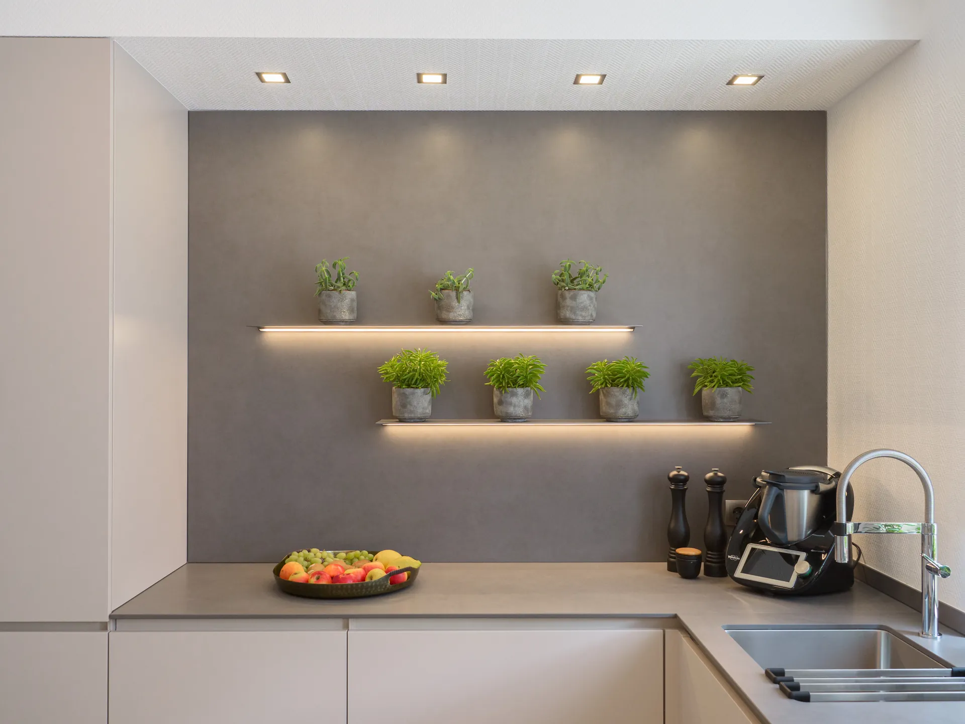 Designküche – Grifflose Küche in Kaschmir mit Halbinsel