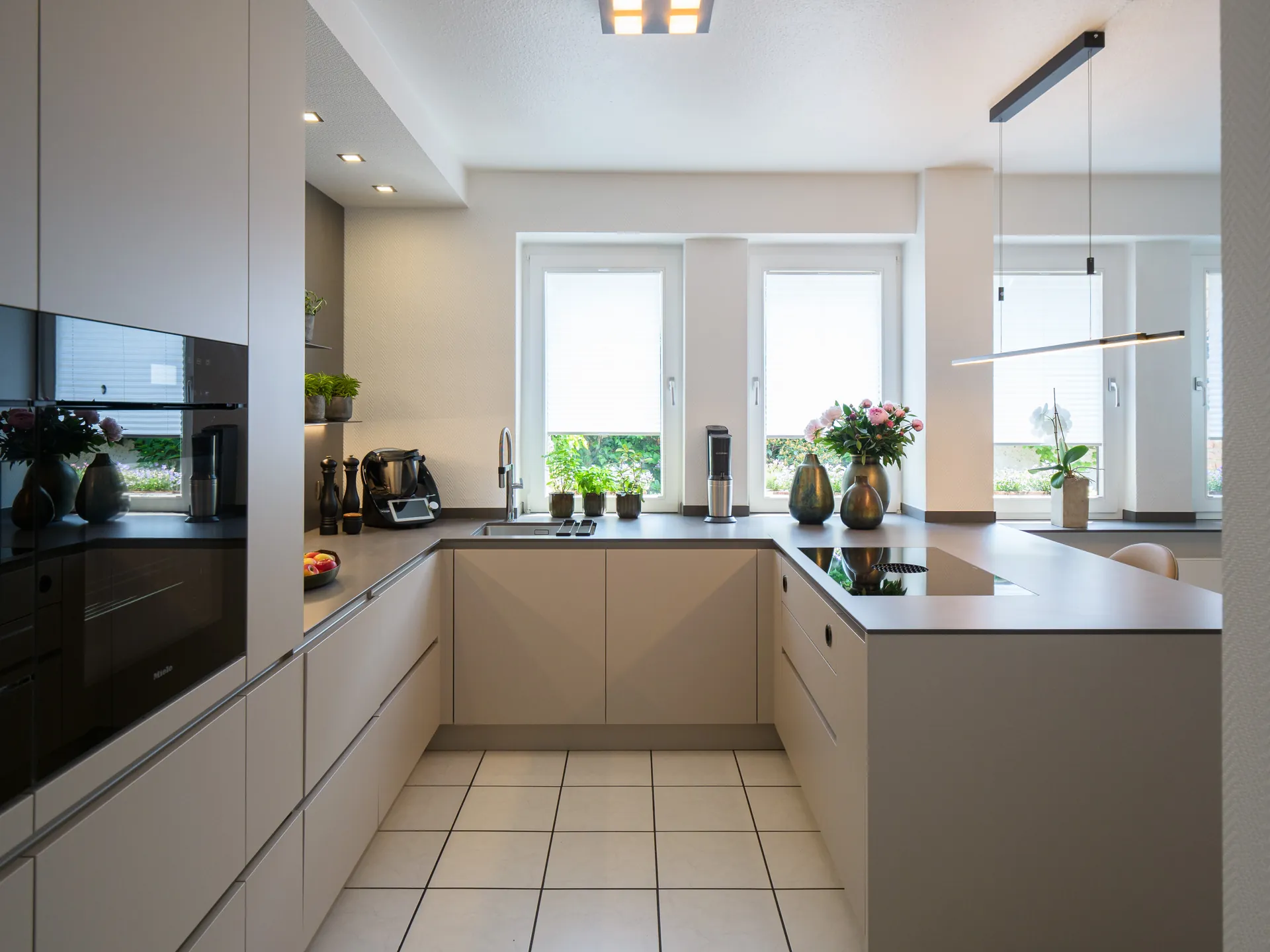 Designküche – Grifflose Küche in Kaschmir mit Halbinsel