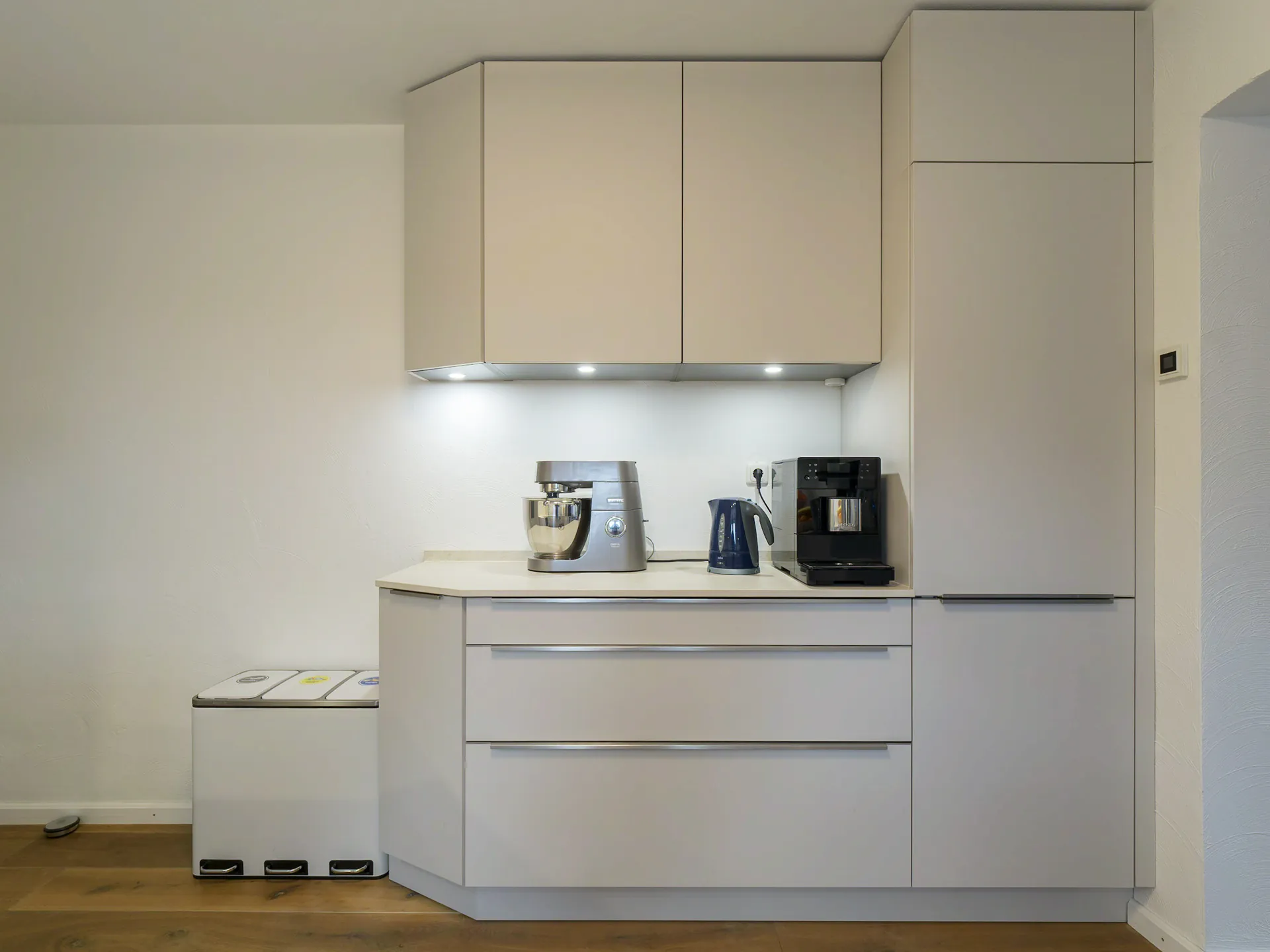 Designküche – Moderne Küche mit Keramikarbeitsplatte