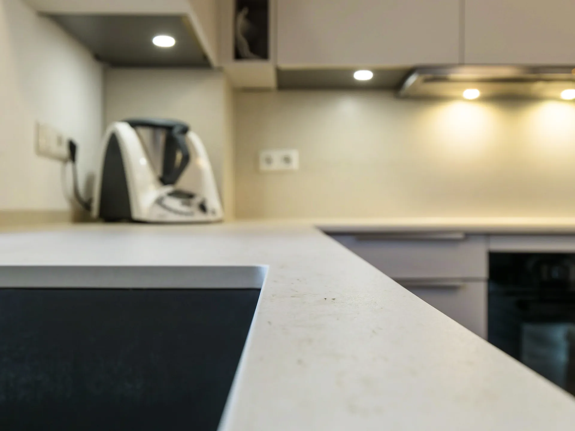 Designküche – Moderne Küche mit Keramikarbeitsplatte