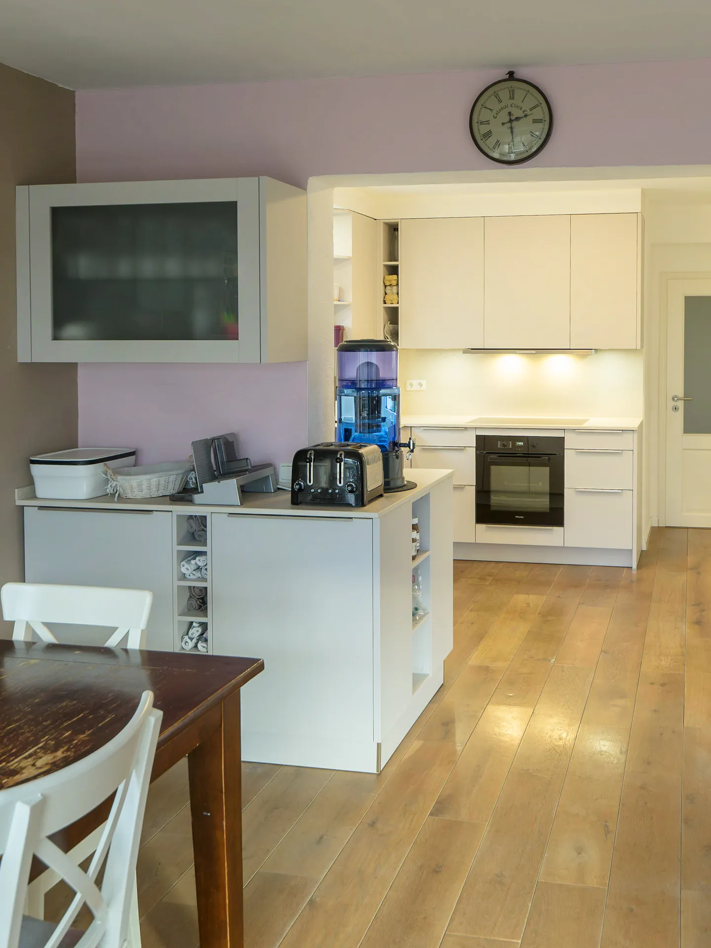 Designküche – Moderne Küche mit Keramikarbeitsplatte