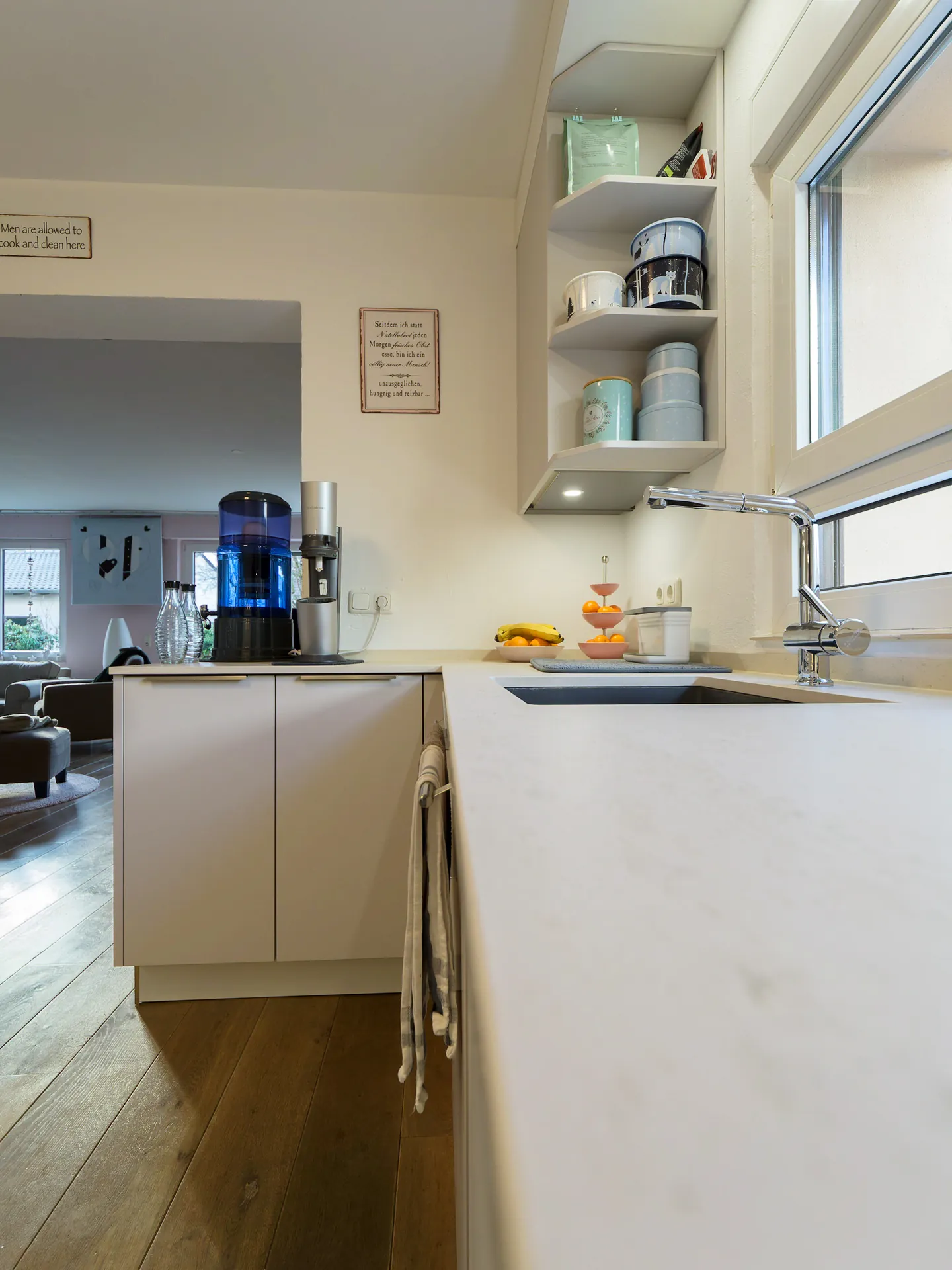 Designküche – Moderne Küche mit Keramikarbeitsplatte