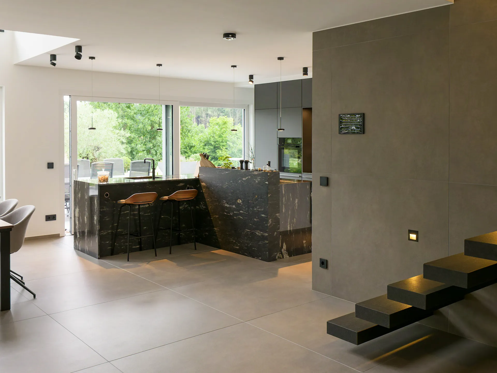 Designküche – Naturstein Küche mit markanter Struktur