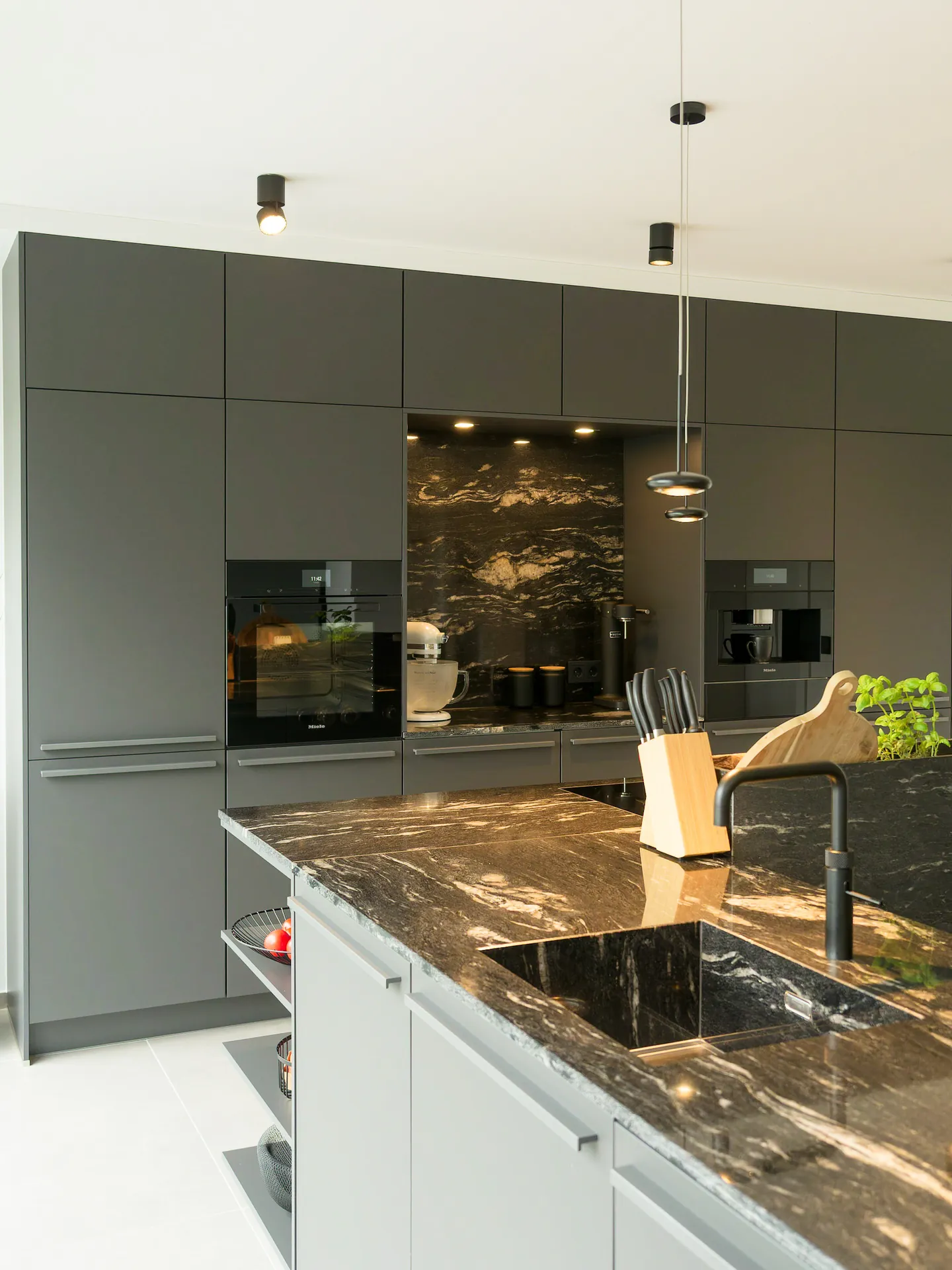 Designküche – Naturstein Küche mit markanter Struktur