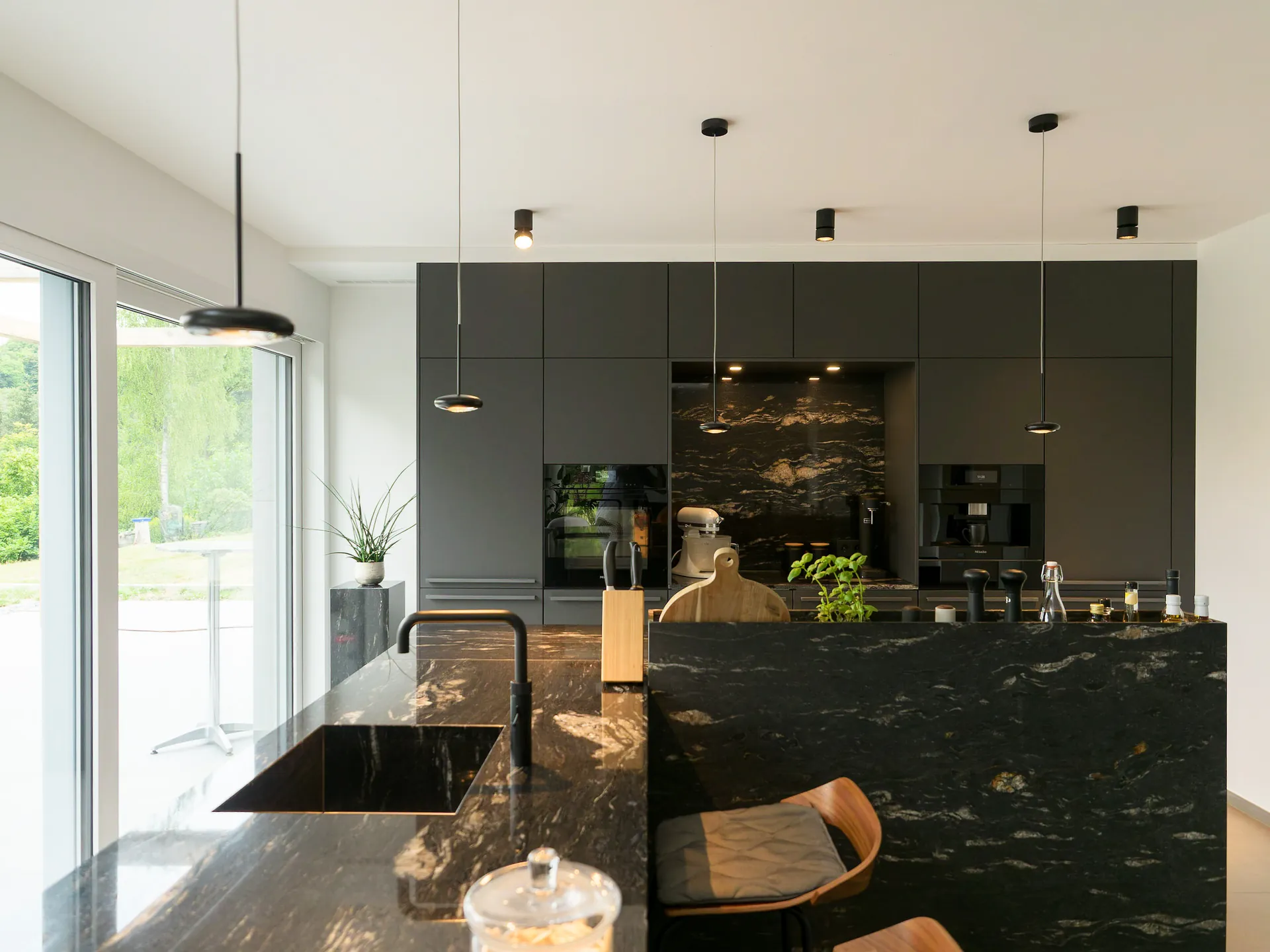 Designküche – Naturstein Küche mit markanter Struktur