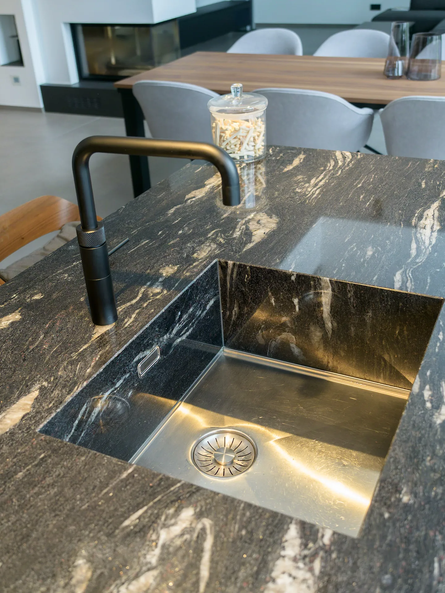 Designküche – Naturstein Küche mit markanter Struktur