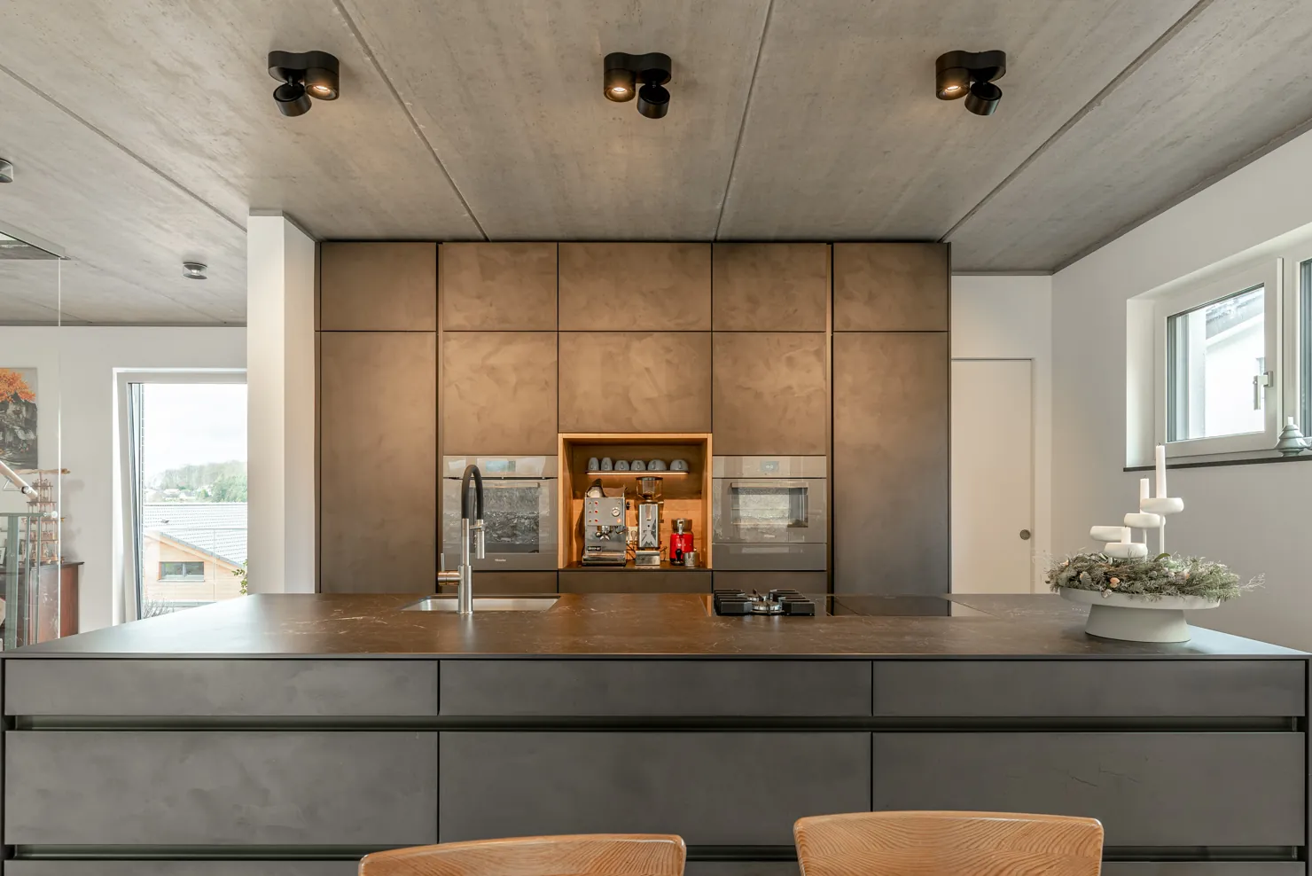 Designküche in Betonoptik – Raumhohe Betonküche mit Keramik