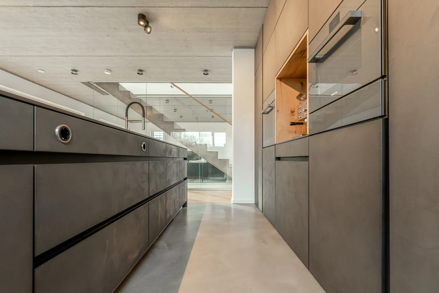 Designküche in Betonoptik – Raumhohe Betonküche mit Keramik