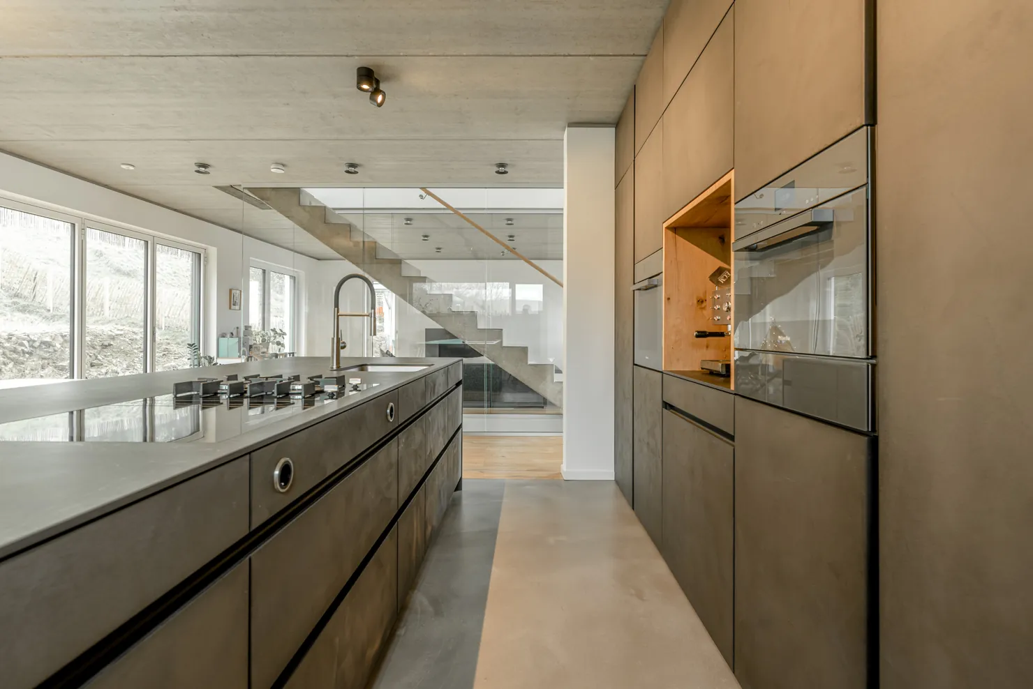 Designküche in Betonoptik – Raumhohe Betonküche mit Keramik
