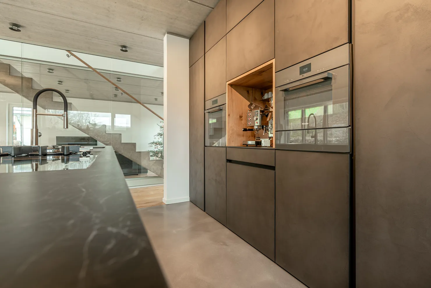 Designküche in Betonoptik – Raumhohe Betonküche mit Keramik
