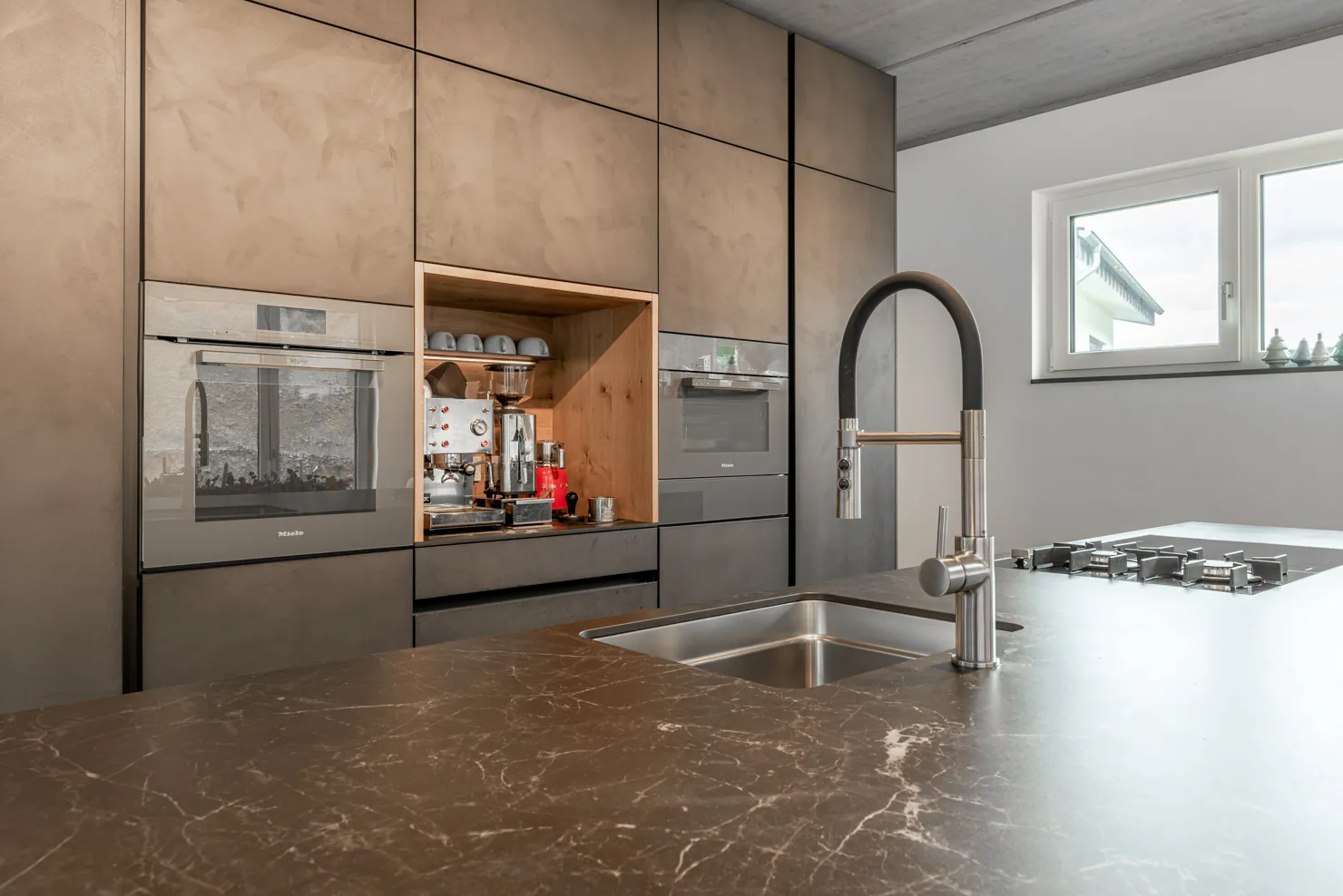 Designküche in Betonoptik – Raumhohe Betonküche mit Keramik
