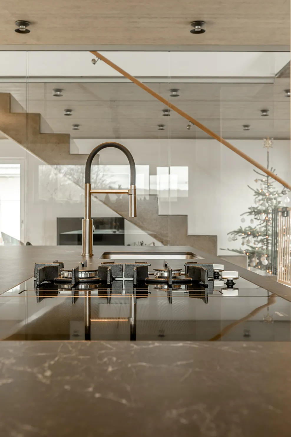 Designküche in Betonoptik – Raumhohe Betonküche mit Keramik