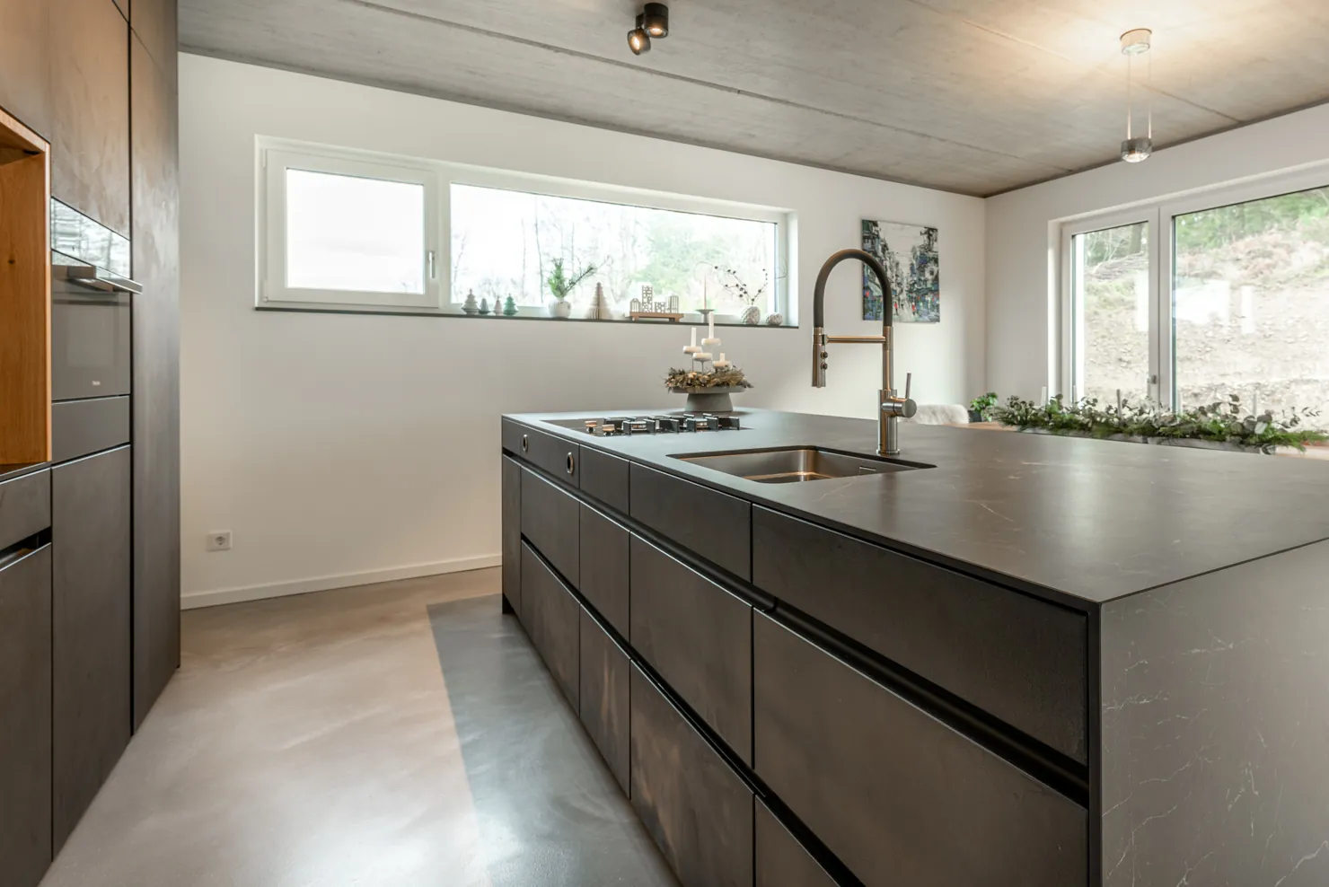 Designküche in Betonoptik – Raumhohe Betonküche mit Keramik