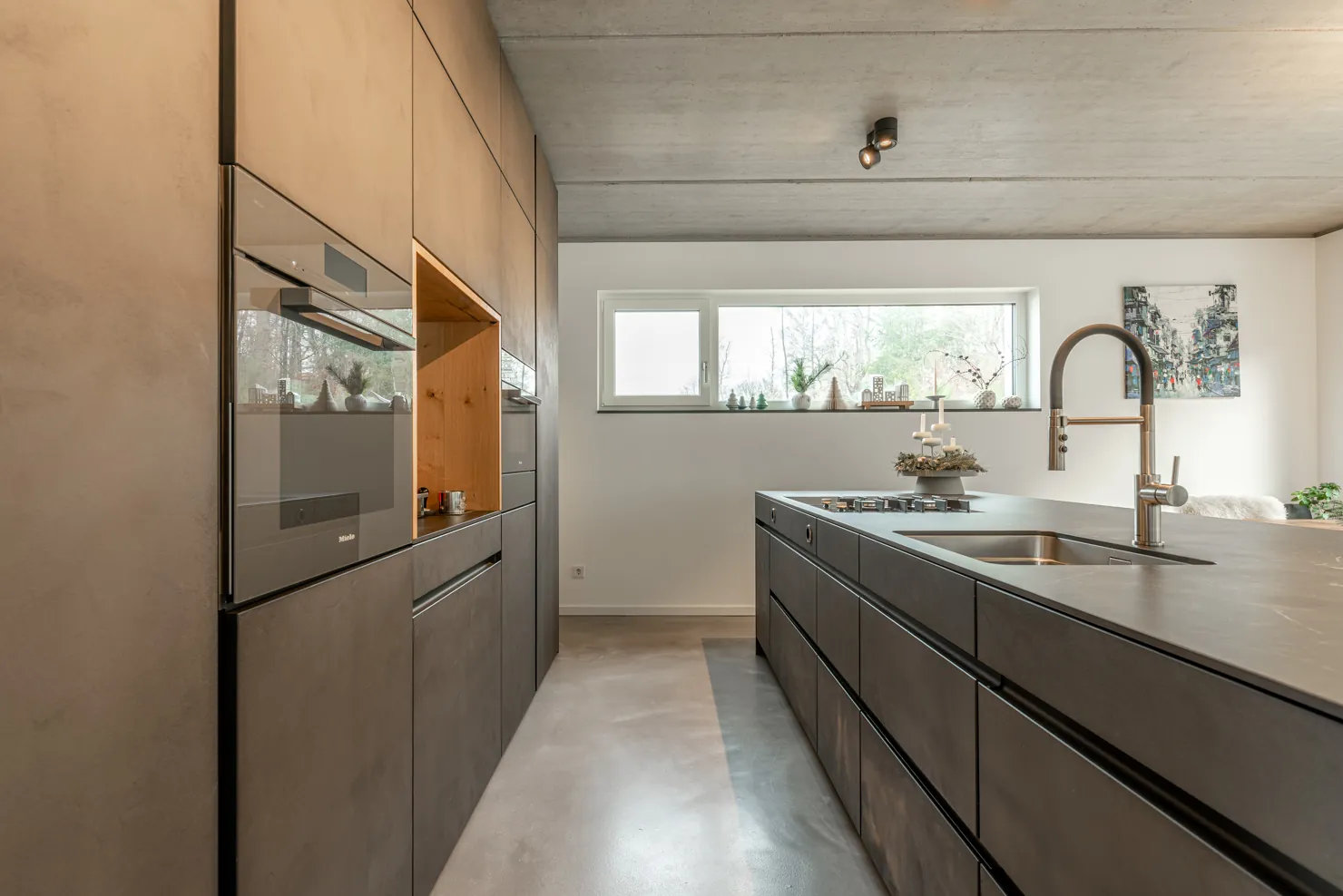 Designküche in Betonoptik – Raumhohe Betonküche mit Keramik