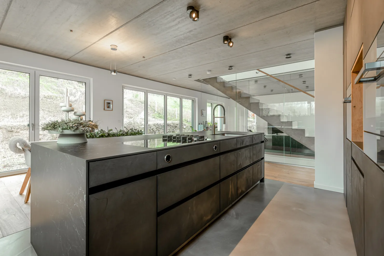 Designküche in Betonoptik – Raumhohe Betonküche mit Keramik