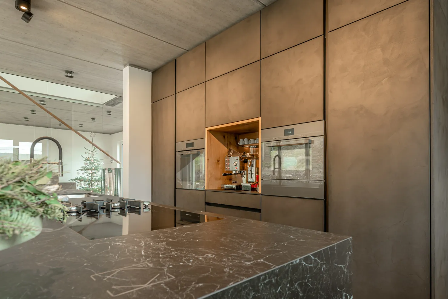 Designküche in Betonoptik – Raumhohe Betonküche mit Keramik