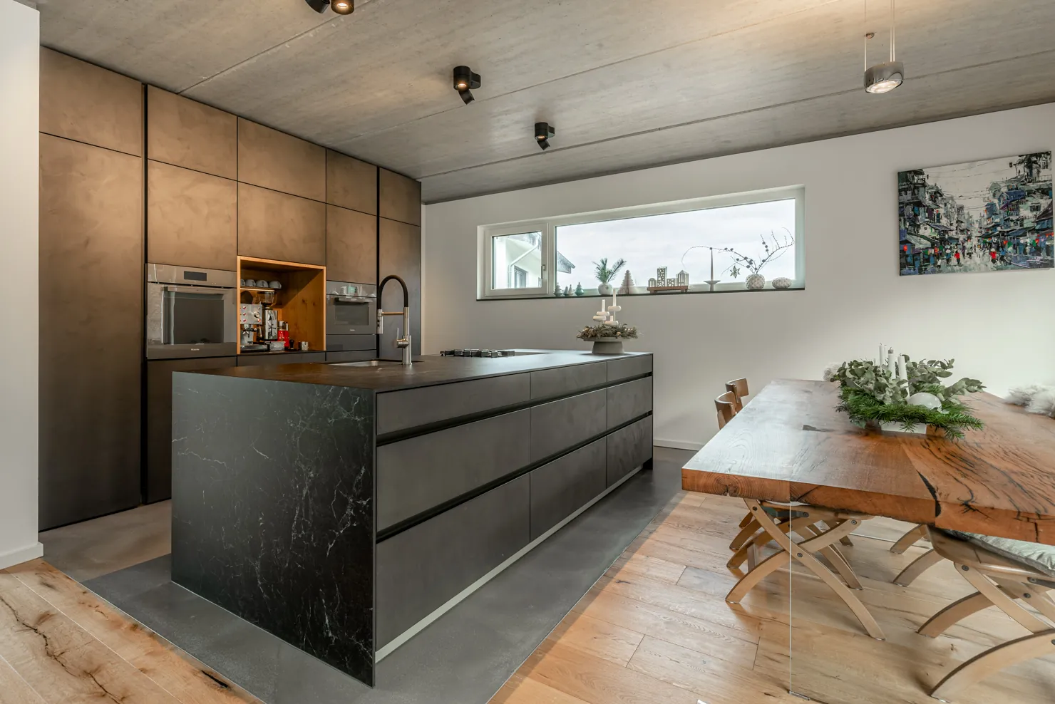 Designküche in Betonoptik – Raumhohe Betonküche mit Keramik