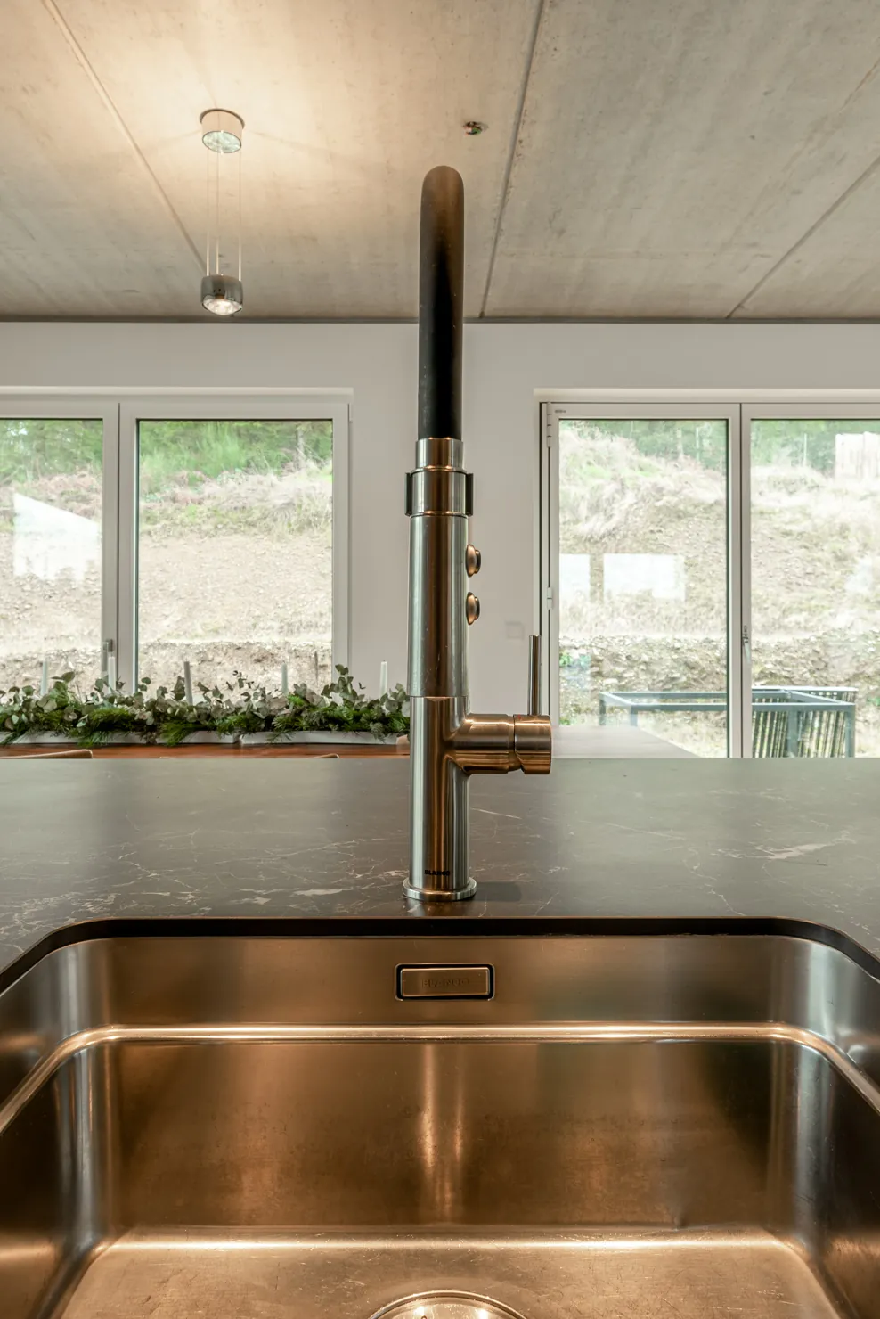 Designküche in Betonoptik – Raumhohe Betonküche mit Keramik