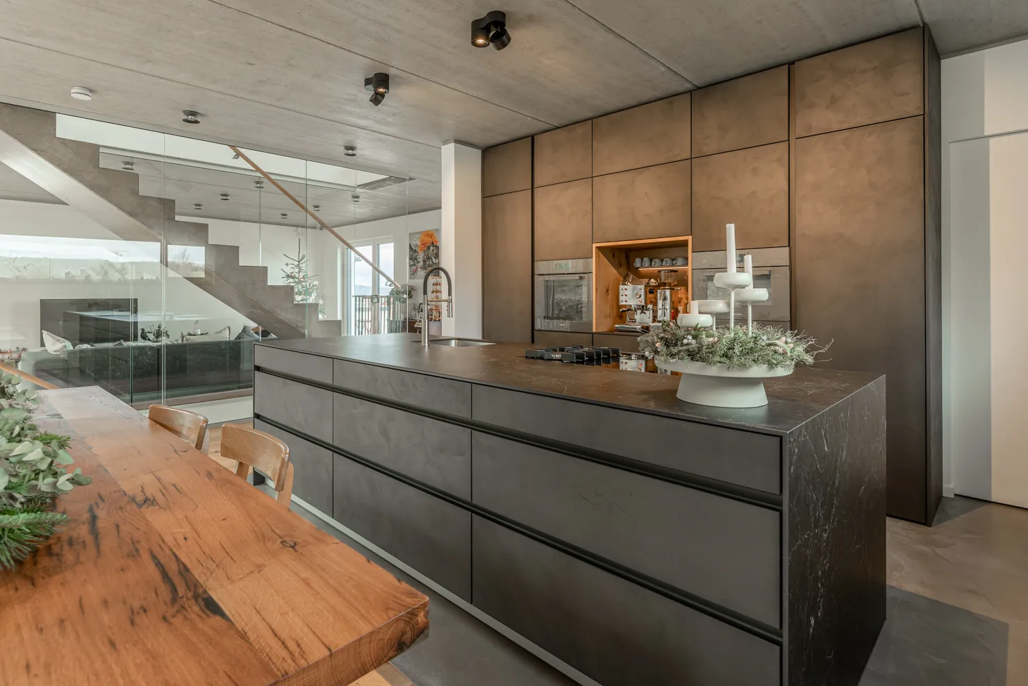 Designküche in Betonoptik – Raumhohe Betonküche mit Keramik