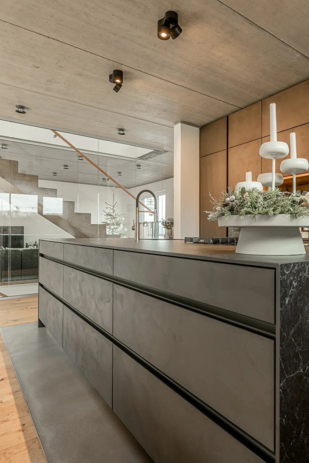 Designküche in Betonoptik – Raumhohe Betonküche mit Keramik