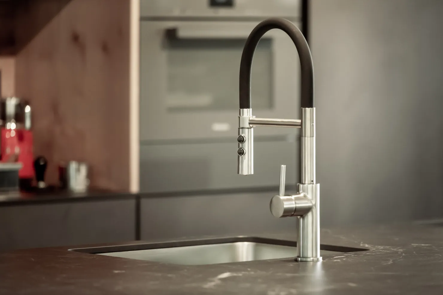 Designküche in Betonoptik – Raumhohe Betonküche mit Keramik
