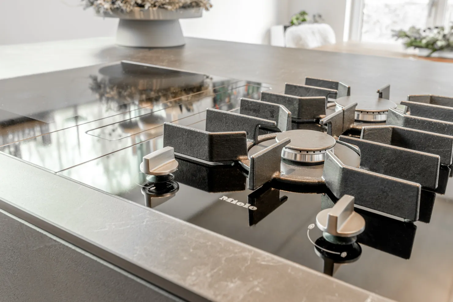 Designküche in Betonoptik – Raumhohe Betonküche mit Keramik