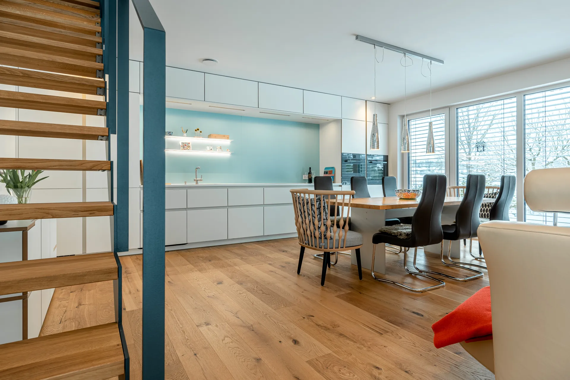 Designküche – Küchenzeile mit Miele Geräten und Edelstahl-Spüle
