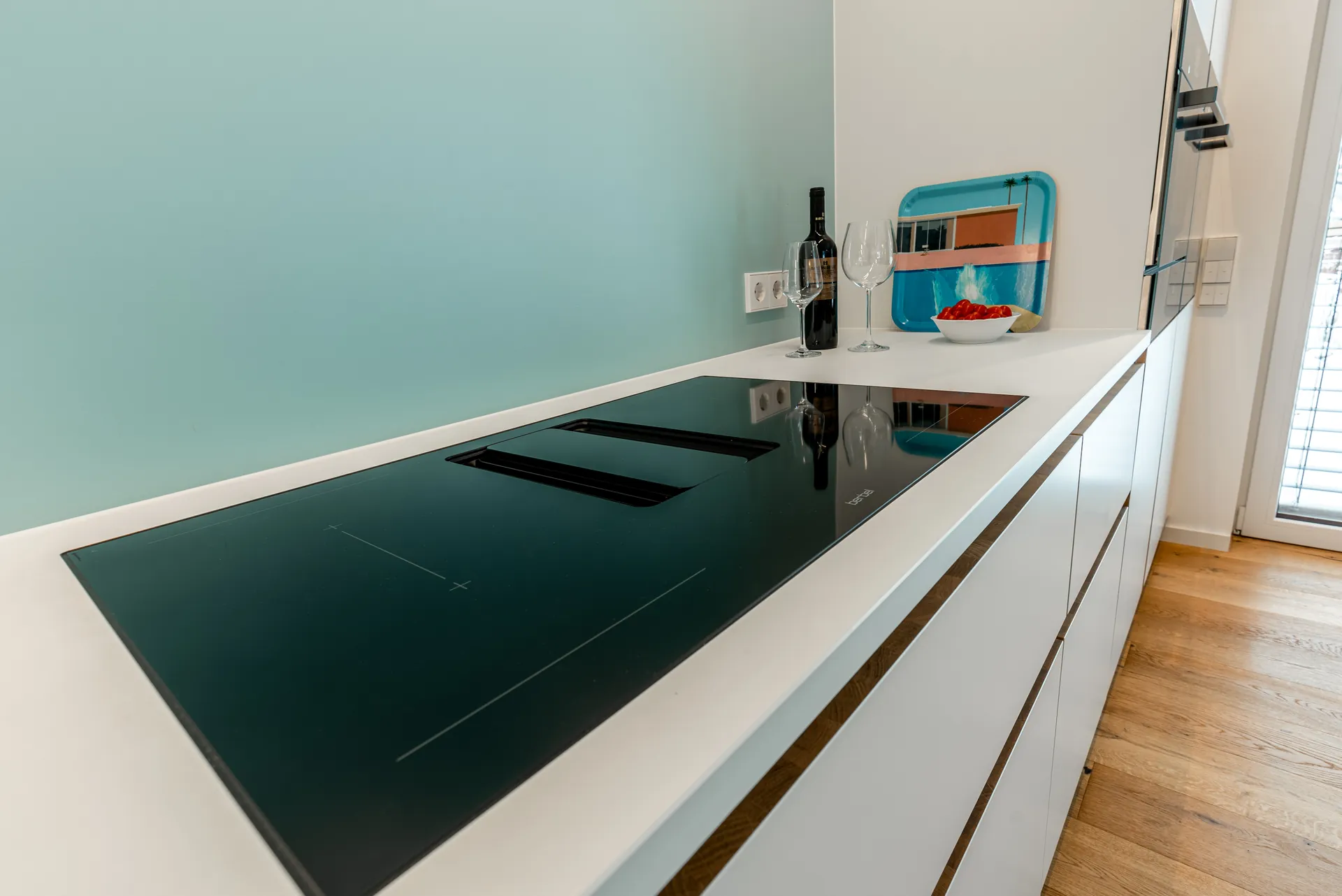 Designküche – Küchenzeile mit Miele Geräten und Edelstahl-Spüle