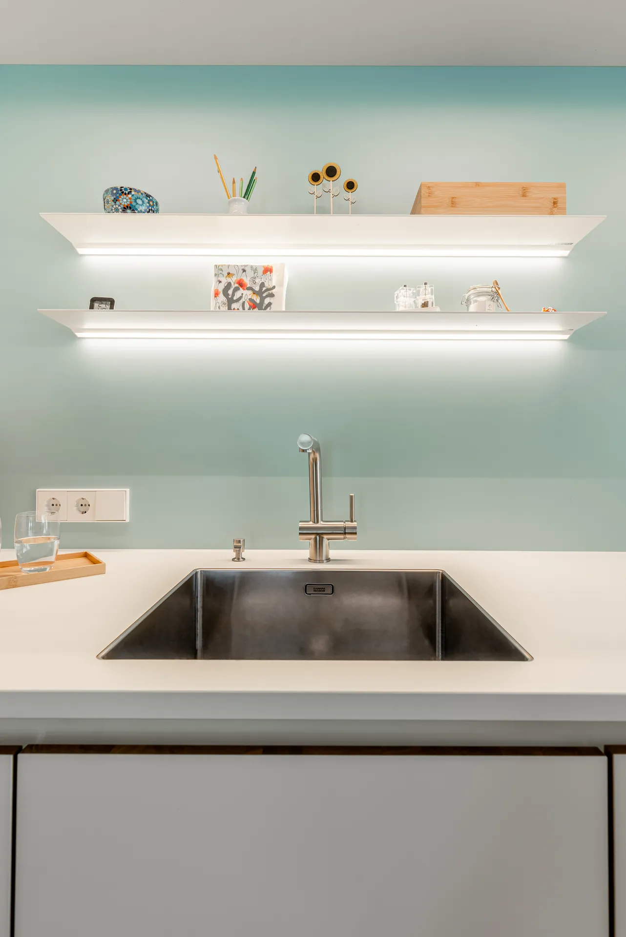 Designküche – Küchenzeile mit Miele Geräten und Edelstahl-Spüle