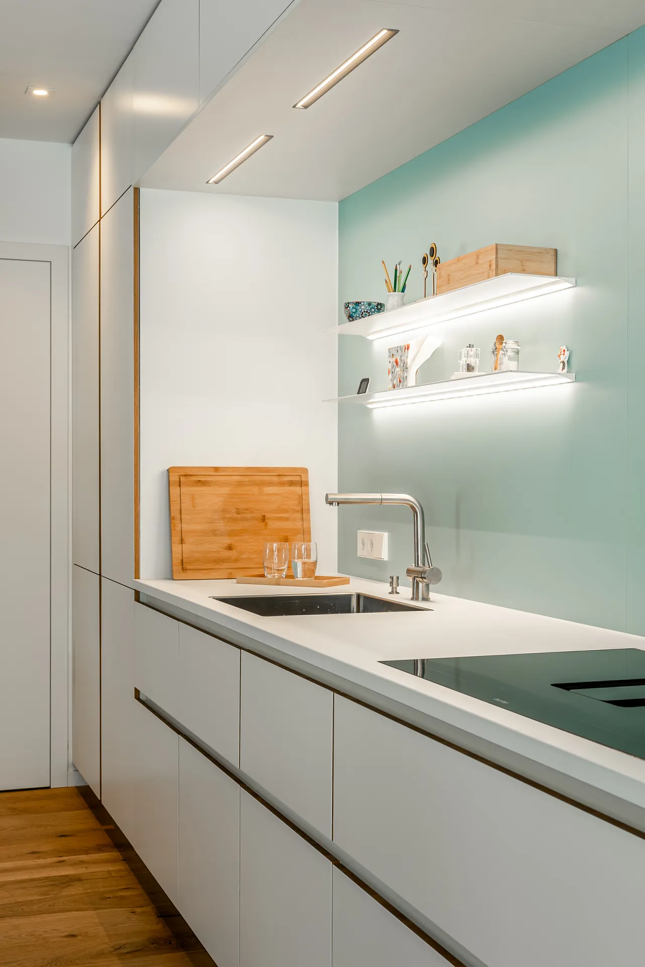 Designküche – Küchenzeile mit Miele Geräten und Edelstahl-Spüle