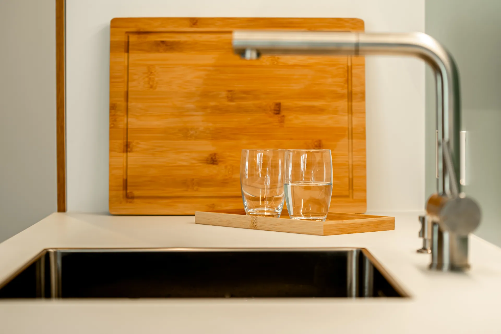 Designküche – Küchenzeile mit Miele Geräten und Edelstahl-Spüle
