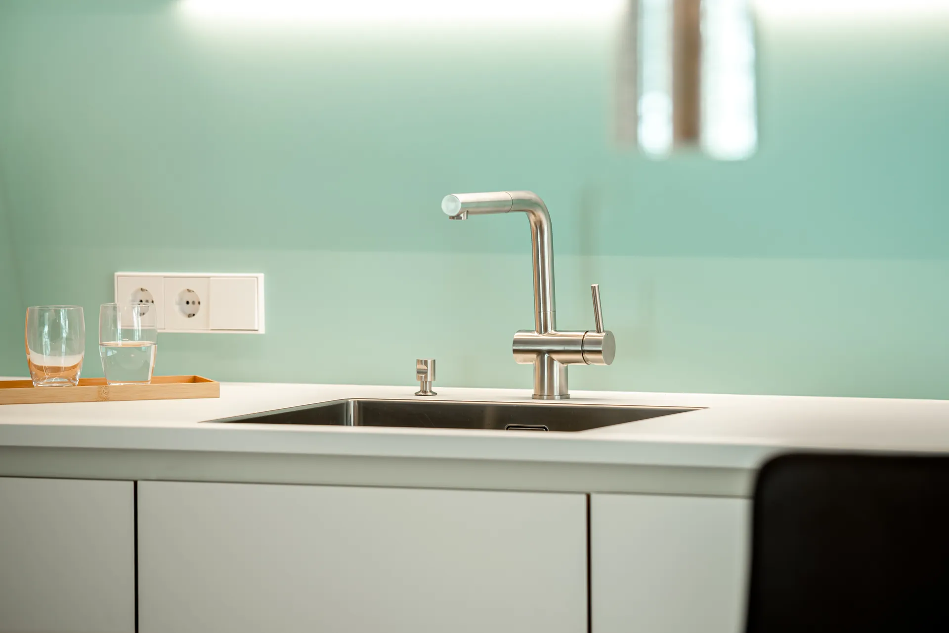 Designküche – Küchenzeile mit Miele Geräten und Edelstahl-Spüle