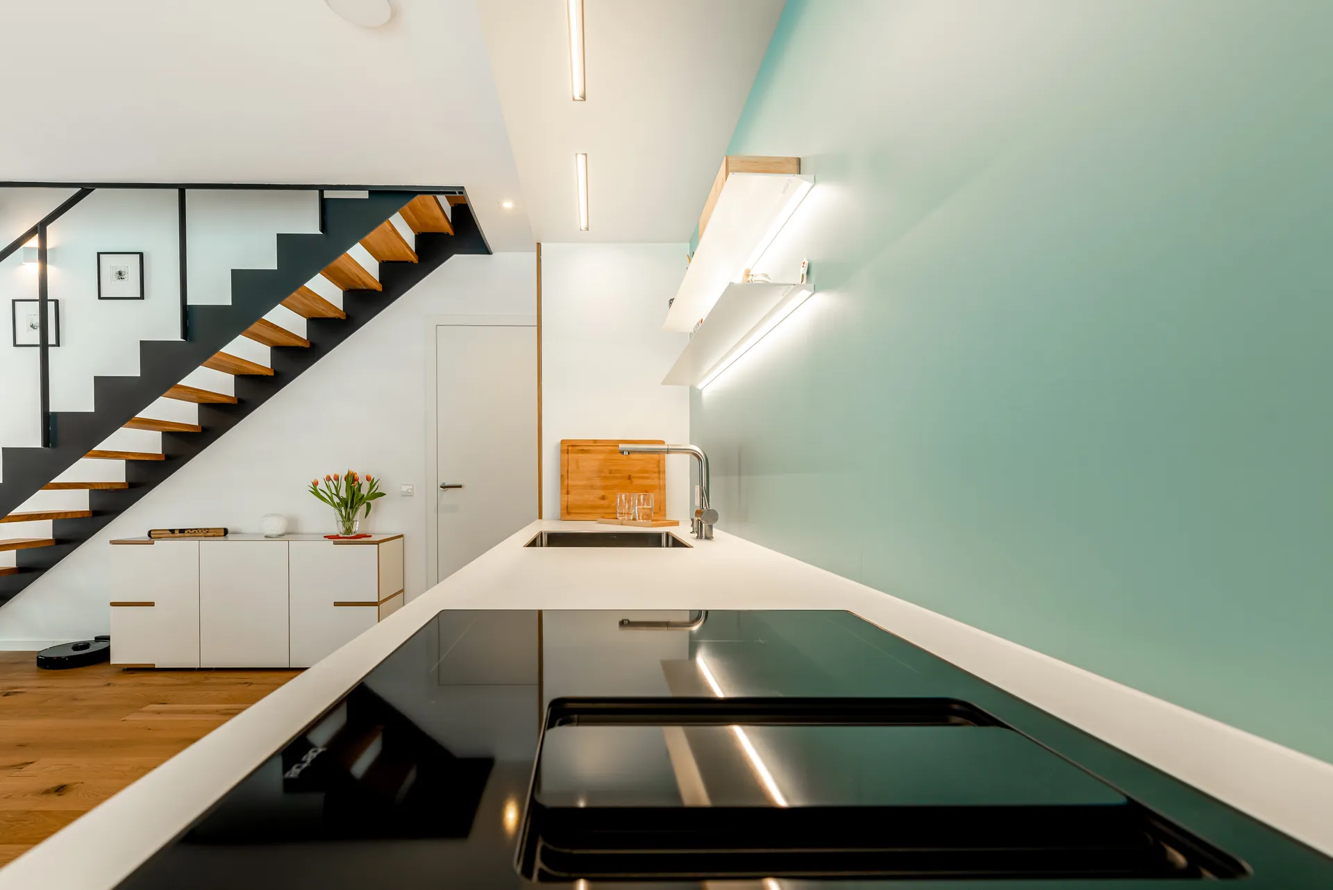 Designküche – Küchenzeile mit Miele Geräten und Edelstahl-Spüle