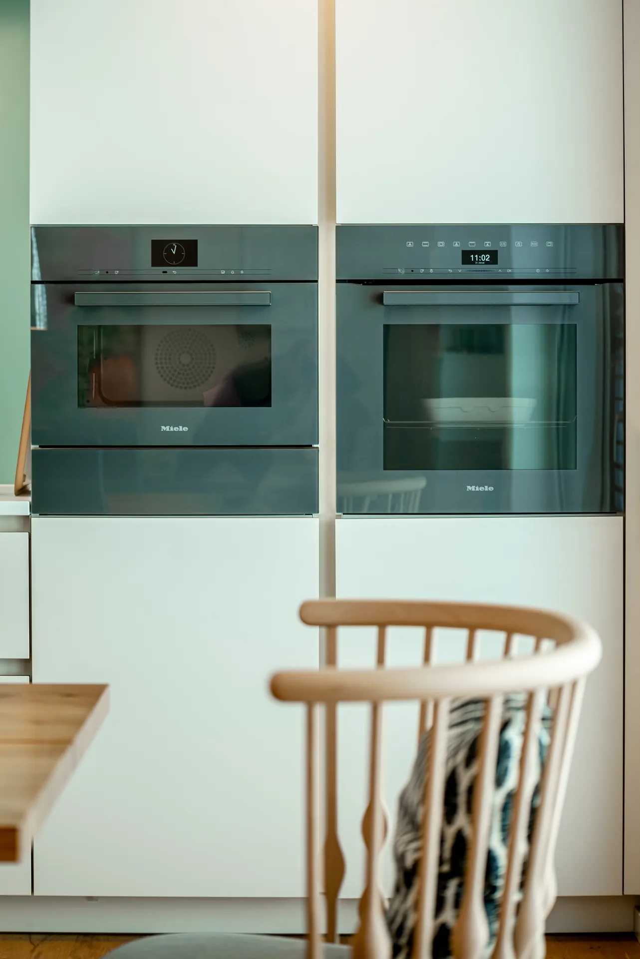 Designküche – Küchenzeile mit Miele Geräten und Edelstahl-Spüle